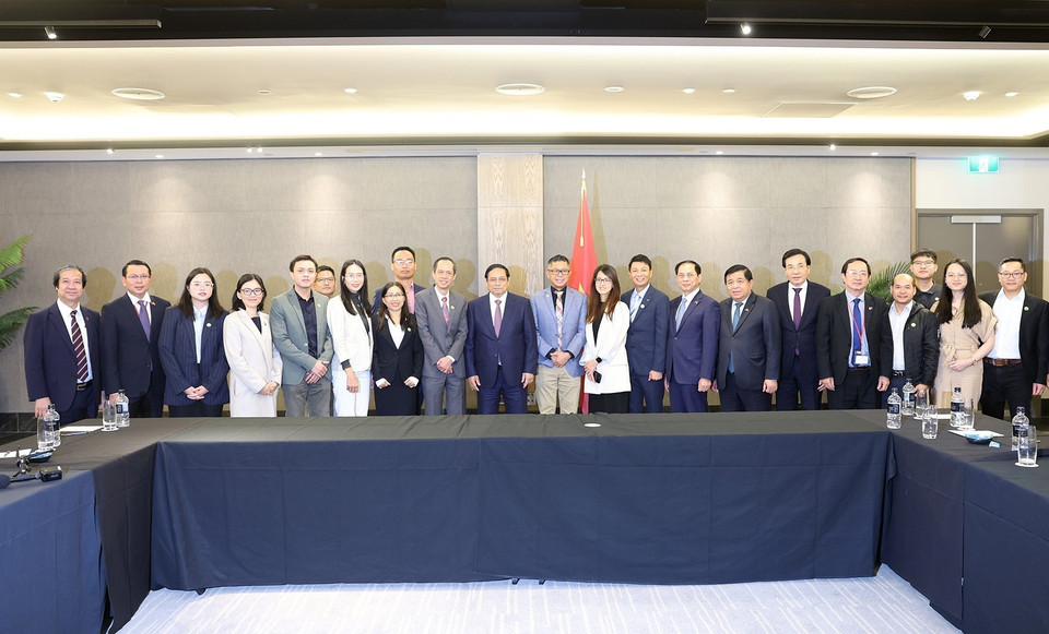 Thủ tướng Phạm Minh Chính với đại các thành viên Nhóm Khoa học công nghệ người Việt Nam tại New Zealand. (Ảnh: Dương Giang/TTXVN)