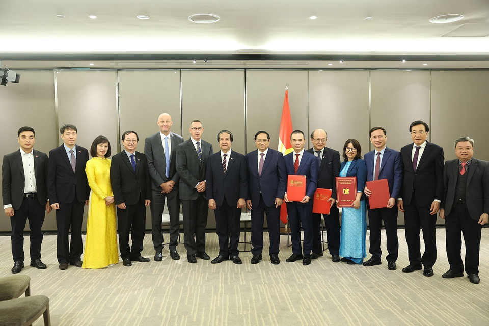 Thủ tướng Phạm Minh Chính chứng kiến trao thỏa thuận hợp tác giữa Đại học Waikato và một số trường Đại học của Việt Nam. (Ảnh: Dương Giang/TTXVN)