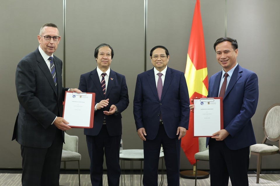 Thủ tướng Phạm Minh Chính chứng kiến trao thỏa thuận hợp tác giữa Đại học Waikato và một số trường Đại học của Việt Nam. (Ảnh: Dương Giang/TTXVN)