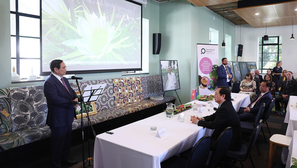 Thủ tướng Phạm Minh Chính phát biểu khi đến thăm Viện nghiên cứu cây trồng và thực phẩm New Zealand. (Ảnh: Dương Giang/TTXVN)