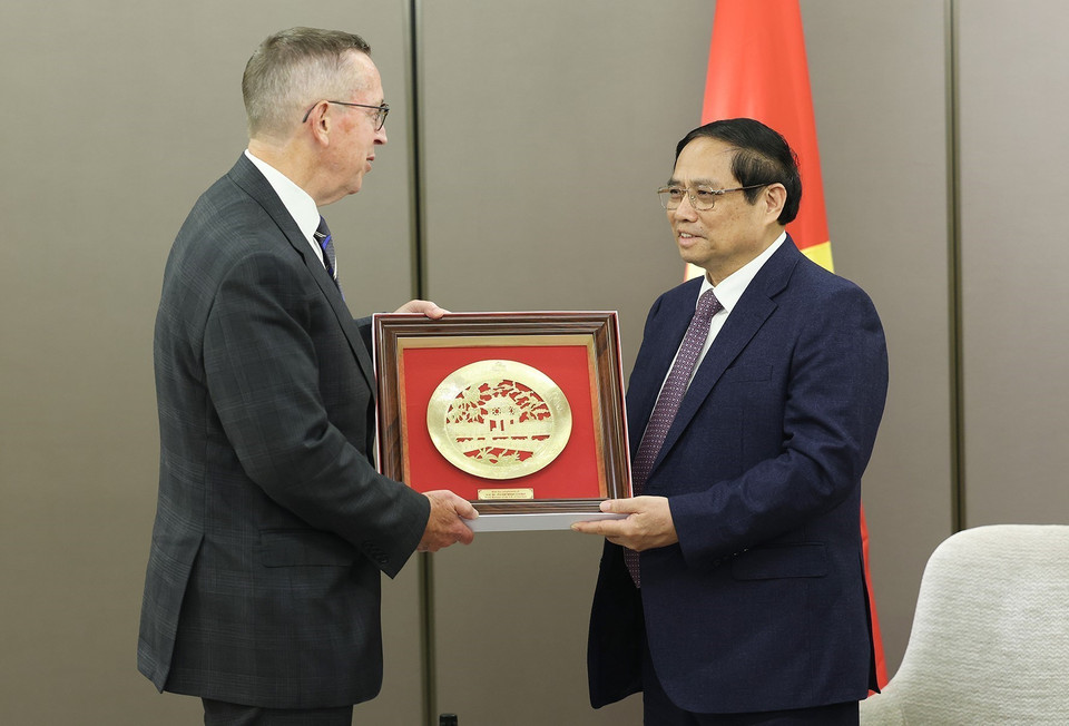 Thủ tướng Phạm Minh Chính tặng quà lưu niệm cho Hiệu trưởng Đại học Waikato. (Ảnh: Dương Giang/TTXVN)