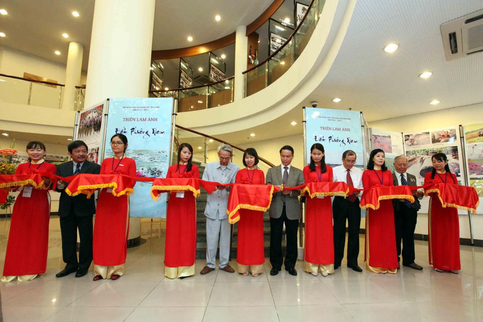 Tổng giám đốc TTXVN Nguyễn Đức Lợi cùng các đại biểu cắt băng khánh thành Phòng truyền thống TTXVN tại Cơ quan TTXVN khu vực phía Nam và khai mạc triển lãm ảnh Đất Phương Nam. (Ảnh: Mạnh Linh/TTXVN)