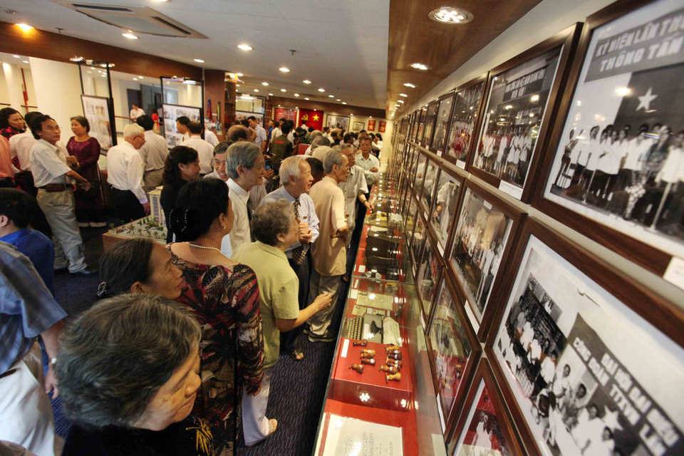 Các đại biểu tham quan Phòng truyền thống TTXVN tại Cơ quan TTXVN khu vực phía Nam. (Ảnh: Mạnh Linh/TTXVN)