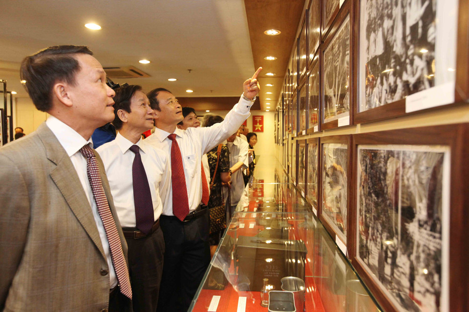 Lãnh đạo, nguyên lãnh đạo TTXVN tham quan Phòng truyền thống TTXVN tại Cơ quan TTXVN khu vực phía Nam. (Ảnh: An Hiếu/TTXVN)