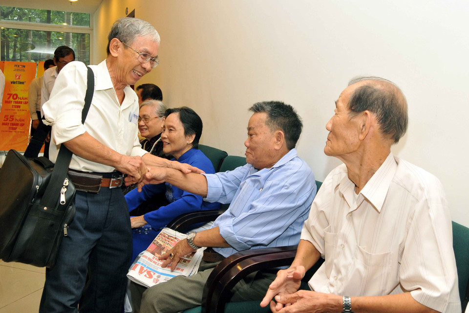 Các cựu phóng viên, biên tập viên Thông tấn xã Giải phóng tại lễ kỷ niệm. (Ảnh: An Hiếu/TTXVN)