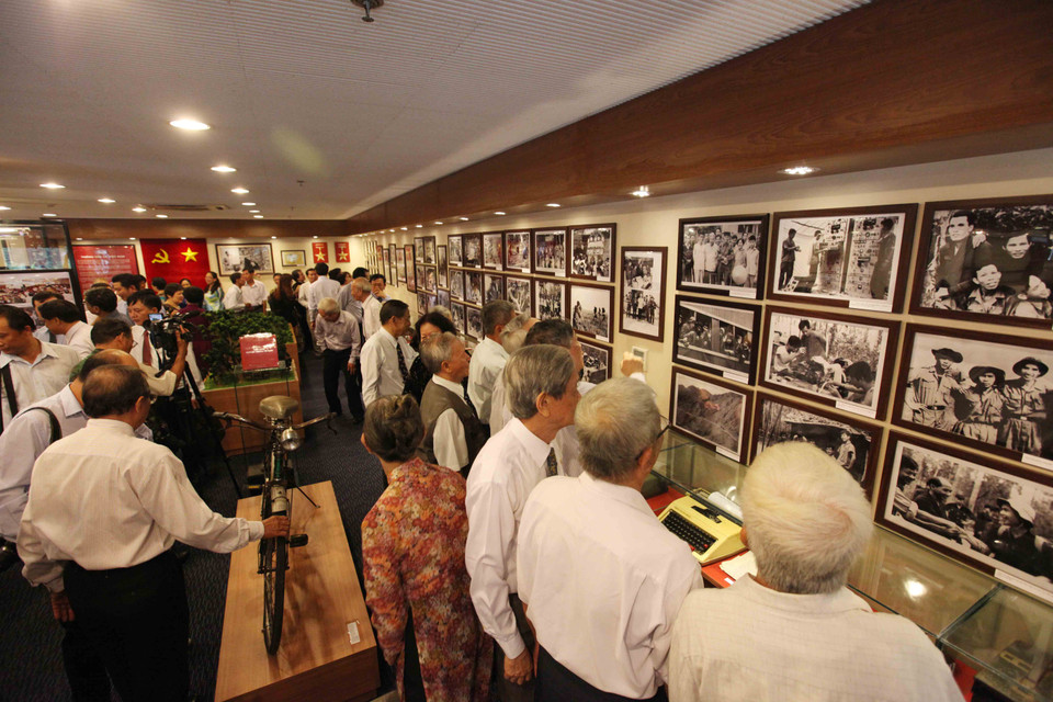 Các đại biểu tham quan Phòng truyền thống TTXVN tại Cơ quan TTXVN khu vực phía Nam. (Ảnh: Mạnh Linh/TTXVN)