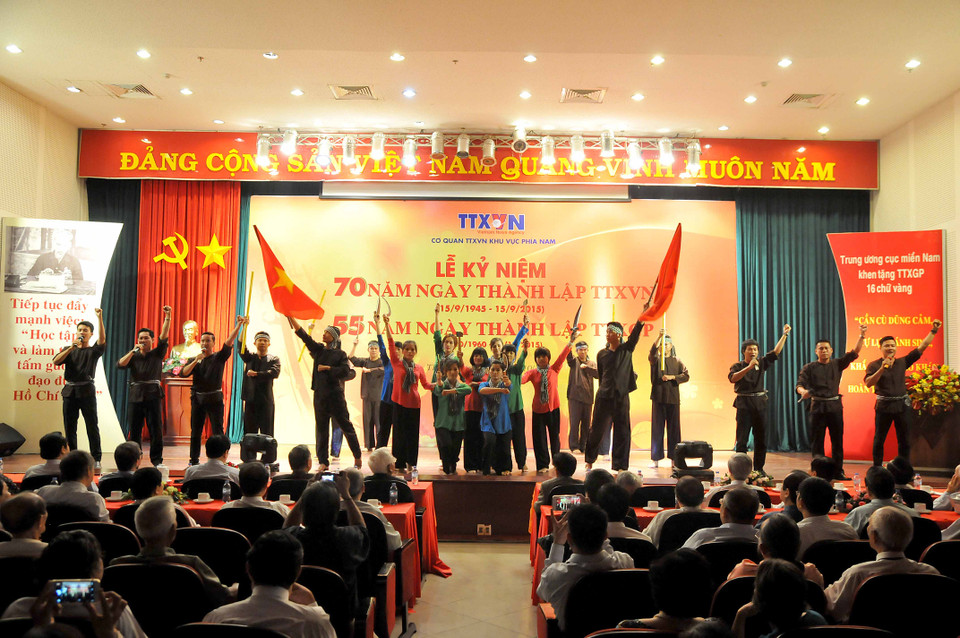 Một tiết mục văn nghệ chào mừng tại lễ kỷ niệm. (Ảnh: An Hiếu/TTXVN)