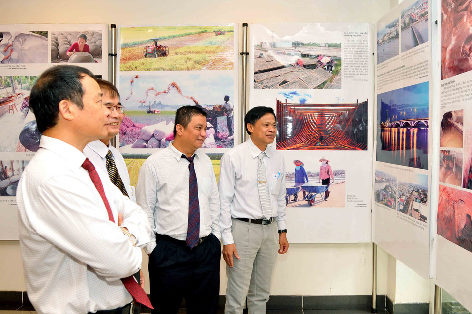 Các đại biểu tham quan triển lãm ảnh Đất Phương Nam. (Ảnh: An Hiếu/TTXVN)
