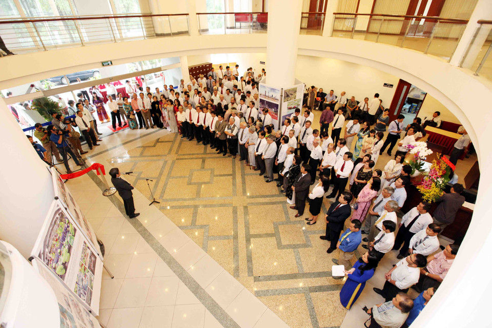 Các đại biểu dự Lễ cắt băng khánh thành Phòng truyền thống TTXVN tại Cơ quan TTXVN khu vực phía Nam và khai mạc triển lãm ảnh Đất Phương Nam. (Ảnh: Mạnh Linh/TTXVN)