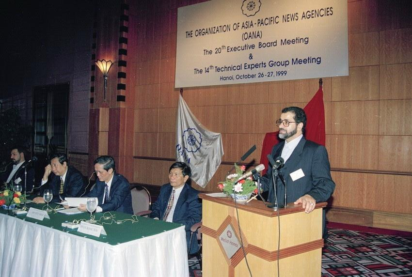 Chủ tịch OANA kiêm Chủ tịch Hãng thông tấn Hồi giáo Iran (IRNA) Fereydoun Verdinejad đọc diễn văn chào mừng tại phiên khai mạc Hội nghị lần thứ 20 Ban chấp hành OANA và Hội nghị lần thứ 14 nhóm chuyên viên kỹ thuật OANA, do TTXVN tổ chức tại Hà Nội trong 2 ngày 26-27/10/1999. (Ảnh: Nguyễn Khang/TTXVN)