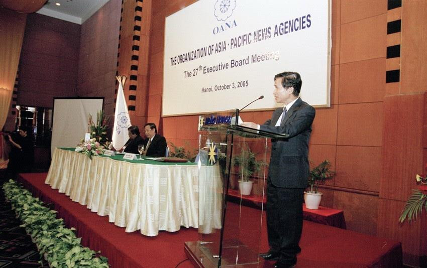 Tổng Giám đốc TTXVN Lê Quốc Trung đọc diễn văn khai mạc Hội nghị Ban chấp hành OANA lần thứ 27 và Hội nghị lần thứ 21 nhóm chuyên viên kỹ thuật và biên tập OANA với chủ đề Nâng cao tính năng động và sáng tạo của OANA trong kỷ nguyên toàn cầu hóa, ngày 3/10/2005, tại Hà Nội. (Ảnh: Tùng Lâm/TTXVN)