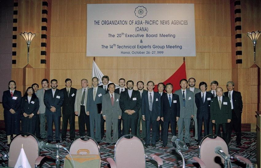 Tổng Giám đốc TTXVN Hồ Tiến Nghị và các đại biểu của 9 hãng thông tấn thành viên dự Hội nghị lần thứ 20 Ban chấp hành OANA và Hội nghị lần thứ 14 nhóm chuyên viên kỹ thuật OANA chụp ảnh chung. Hội nghị do TTXVN tổ chức tại Hà Nội trong 2 ngày 26-27/10/1999. (Ảnh: Nguyễn Khang/TTXVN)