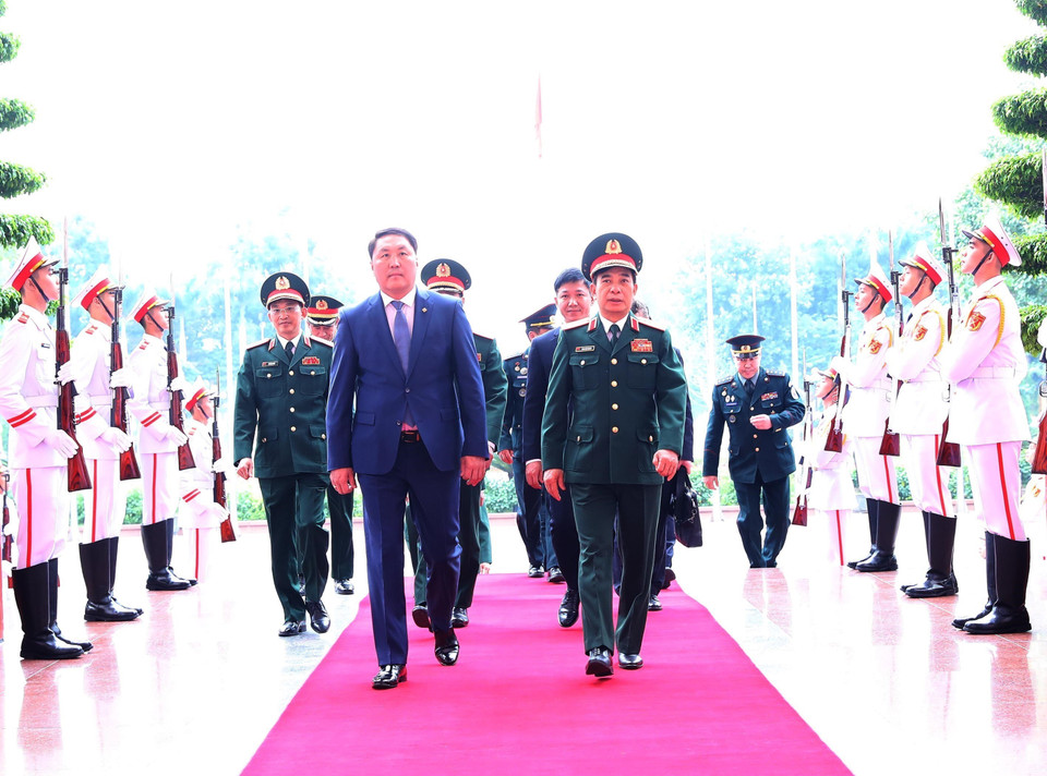 Bộ trưởng Bộ Quốc phòng Phan Văn Giang Bộ trưởng Quốc phòng Mông Cổ Saikhanbayar Gursed vào phòng hội đàm. (Ảnh: Trọng Đức/TTXVN)
