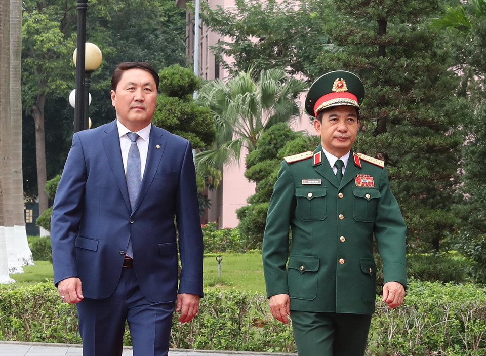 Bộ trưởng Bộ Quốc phòng Phan Văn Giang và Bộ trưởng Quốc phòng Mông Cổ Saikhanbayar Gursed tại lễ đón. (Ảnh: Trọng Đức/TTXVN)