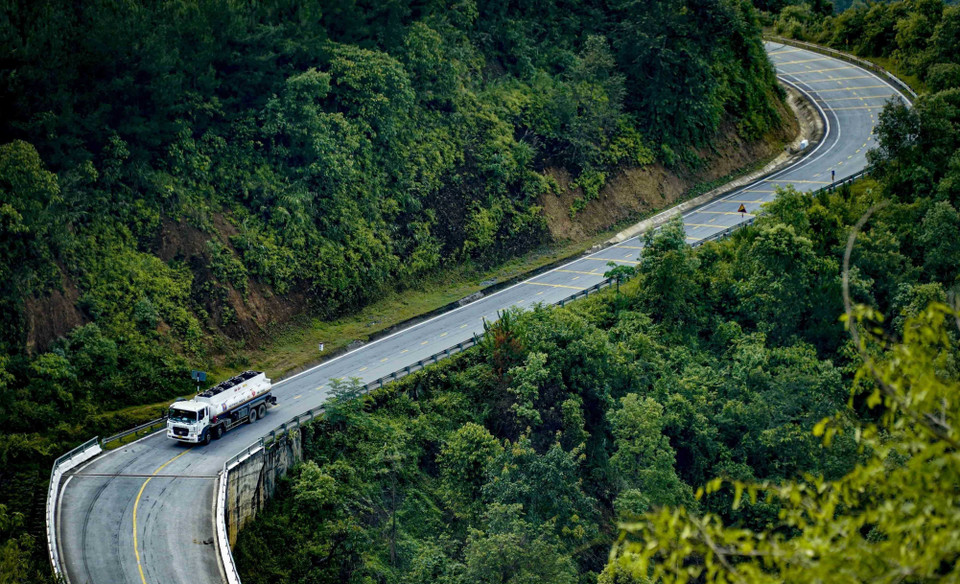 Những chiếc xe lăn bánh trên đèo Pha Đin. (Ảnh: Xuân Tư/TTXVN)