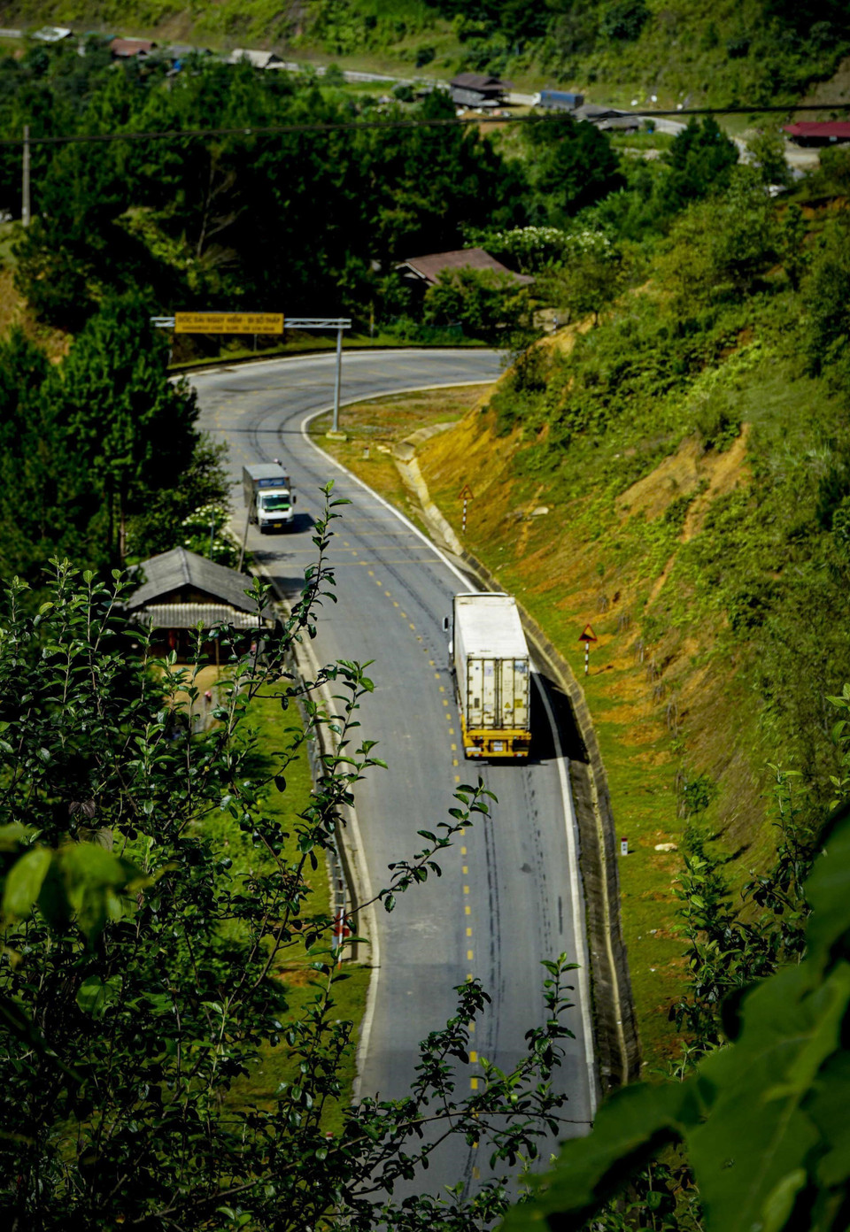 Đèo Pha Đin nằm trên cung đường chính nối tỉnh Điện Biên với Sơn La và các tỉnh miền xuôi. (Ảnh: Xuân Tư/TTXVN)
