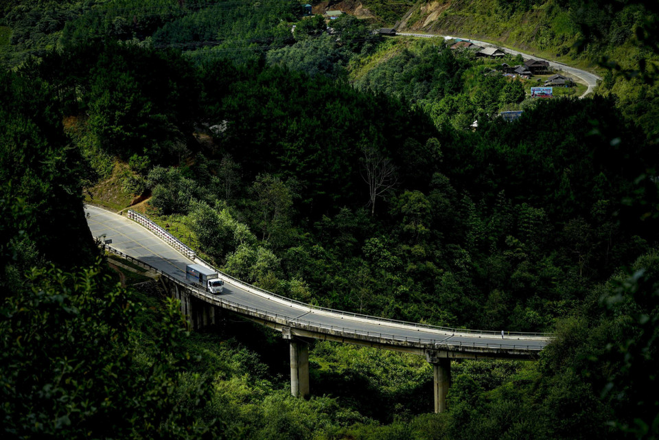 Một cây cầu cạn trên cung đèo Pha Đin. (Ảnh: Xuân Tư/TTXVN)