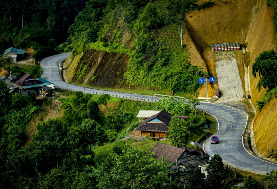 Tên gọi đèo Pha Đin xuất phát từ tiếng dân tộc Thái là “Phạ Đin”, trong đó Phạ nghĩa là “trời”, Đin là “đất”, hàm ý chỗ tiếp giáp giữa trời và đất. (Ảnh: Xuân Tư/TTXVN)