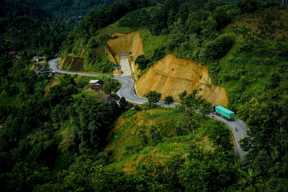 Đây là một trong “Tứ đại đỉnh đèo Tây Bắc” nổi tiếng hiểm trở với những khúc cua uốn lượn theo núi đồi mang đến vẻ đẹp hùng vĩ nhưng cũng đầy thơ mộng, quyến rũ. Trong ảnh: Một khúc cua hình chữ S trên đèo Pha Đin. (Ảnh: Xuân Tư/TTXVN)