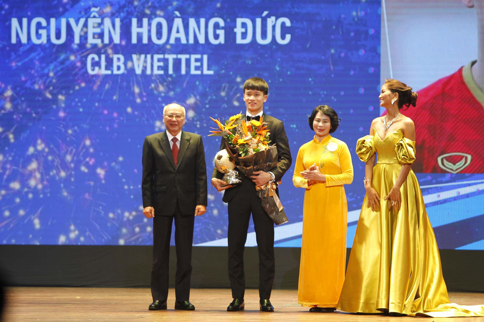 Nam cầu thủ Nguyễn Hoàng Đức (Câu lạc bộ Viettel) Quả bóng Vàng Việt Nam 2021. (Ảnh: Thanh Vũ/TTXVN)