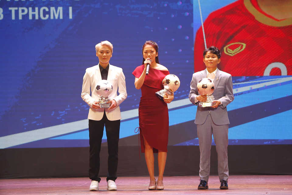 Nữ cầu thủ Huỳnh Như (Câu lạc bộ Thành phố Hồ Chí Minh) giành Quả bóng Vàng nữ Việt Nam 2021. (Ảnh: Thanh Vũ/TTXVN)