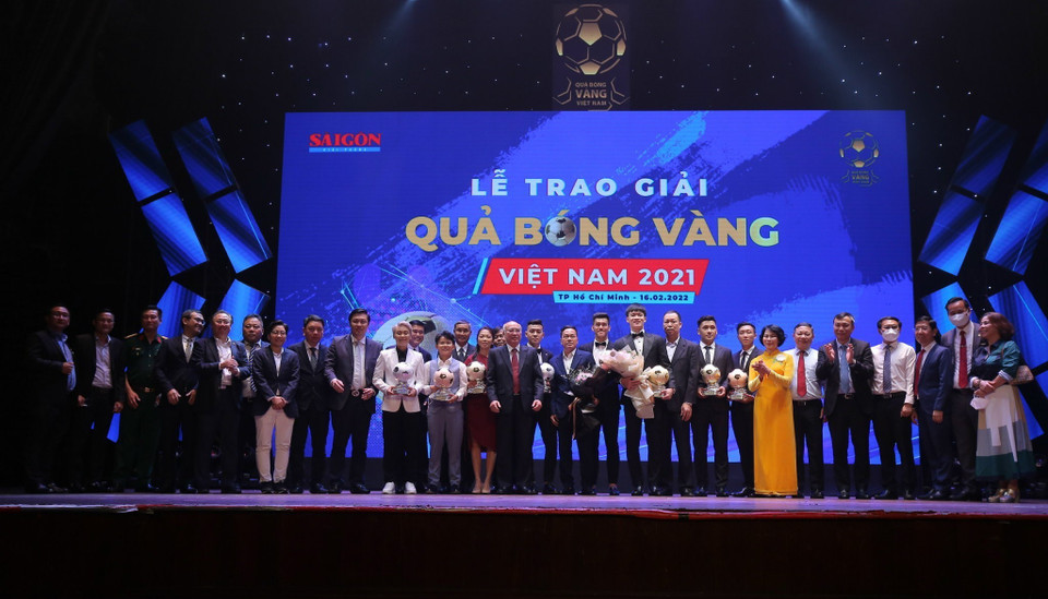 Lãnh đạo Thành phố Hồ Chí Minh cùng các cầu thủ giành Quả bóng Vàng, Bạc, Đồng Việt Nam 2021. (Ảnh: Thanh Vũ/TTXVN)