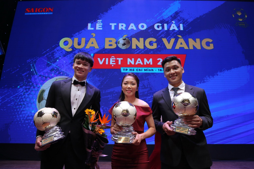Cầu thủ Nguyễn Hoàng Đức (Câu lạc bộ Viettel), giành Quả bóng Vàng nam Việt Nam 2021; cầu thủ Huỳnh Như (Câu lạc bộ Thành phố Hồ Chí Minh) giành Quả bóng Vàng nữ Việt Nam 2021 và , Thủ môn Hồ Văn Ý (Câu lạc bộ Thái Sơn Nam) giành Quả bóng Vàng Futsal Việt Nam 2021. (Ảnh: Thanh Vũ/TTXVN)