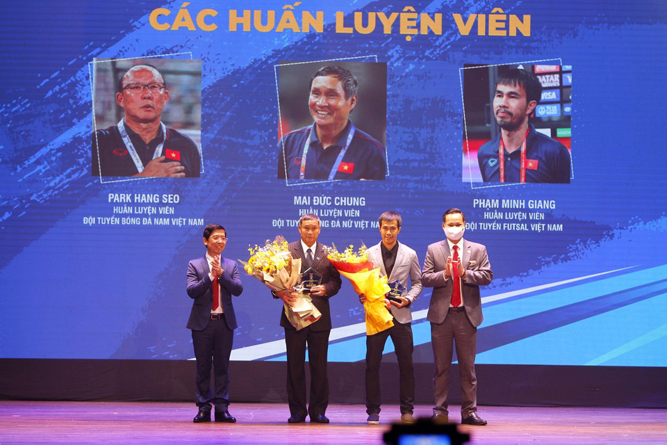 Trong ảnh: Đại diện Ban tổ chức tuyên dương và trao thưởng cho huấn luyện viên Mai Đức Chung (đội tuyển nữ) và Phạm Minh Giang (đội tuyển Futsal) . (Ảnh: Thanh Vũ/TTXVN)