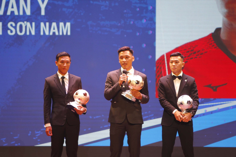 Thủ môn Hồ Văn Ý (Câu lạc bộ Thái Sơn Nam) giành Quả bóng Vàng Futsal Việt Nam 2021. (Ảnh: Thanh Vũ/TTXVN|)