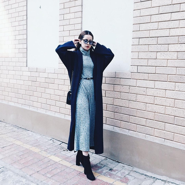 Chi Pu thả dáng trên phố trong mẫu đầm len cổ lọ được phối cùng áo cardigan dáng dài. Cách chọn lựa màu sắc đối lập tạo sự cân bằng cho tổng thể trang phục giúp diện mạo của nữ diễn viên đa tài thêm hút hồn.