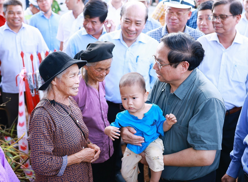 Thủ tướng Phạm Minh Chính thăm hỏi người dân sống trong khu vực dự án đường bộ cao tốc Khánh Hòa-Buôn Ma Thuột. (Ảnh: Dương Giang/TTXVN)