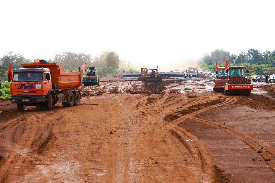 Công trường thi công đường bộ cao tốc Khánh Hòa-Buôn Ma Thuột. (Ảnh: Dương Giang/TTXVN)