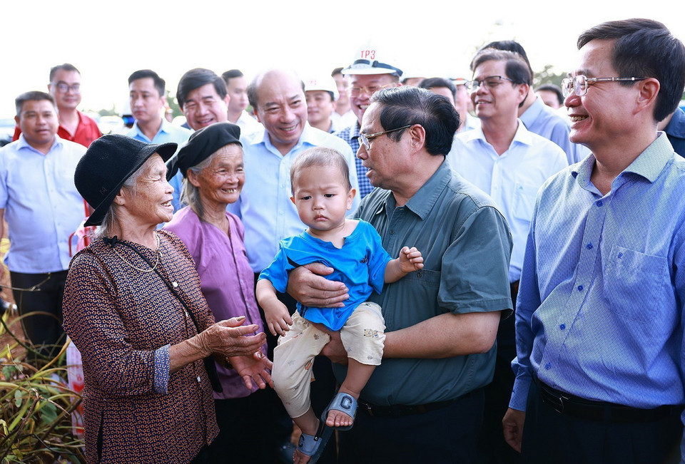 Thủ tướng Phạm Minh Chính thăm hỏi người dân sống trong khu vực dự án đường bộ cao tốc Khánh Hòa-Buôn Ma Thuột. (Ảnh: Dương Giang/TTXVN)