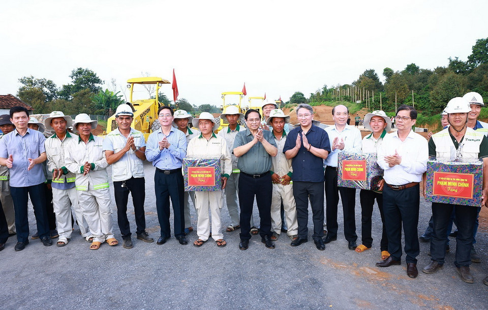 Thủ tướng Phạm Minh Chính tặng quà động viên công nhân thi công đường bộ cao tốc Khánh Hòa-Buôn Ma Thuột. (Ảnh: Dương Giang-TTXVN)