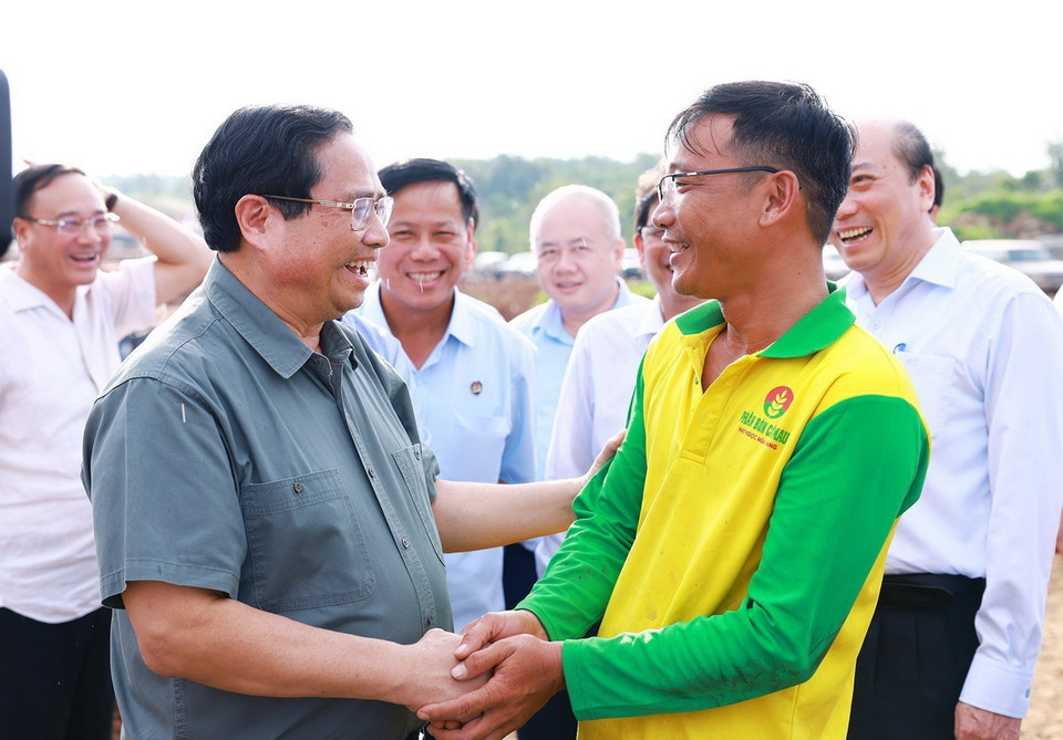 Thủ tướng Phạm Minh Chính thăm hỏi người dân sống trong khu vực dự án đường bộ cao tốc Khánh Hòa-Buôn Ma Thuột. (Ảnh: Dương Giang/TTXVN)