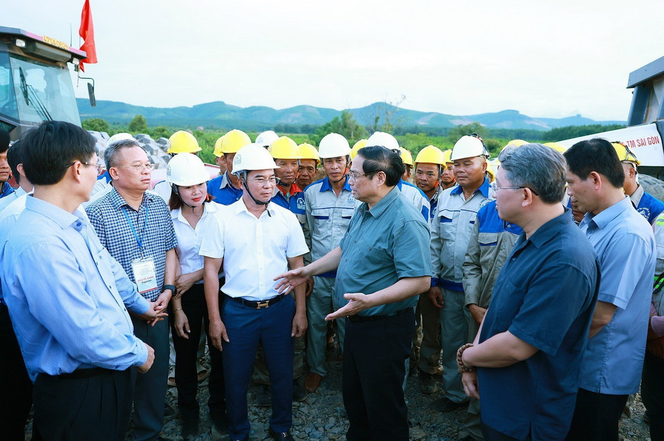 Thủ tướng Phạm Minh Chính giao nhiệm vụ cho các đơn vị thi công đường bộ cao tốc Khánh Hòa-Buôn Ma Thuột. (Ảnh: Dương Giang/TTXVN)