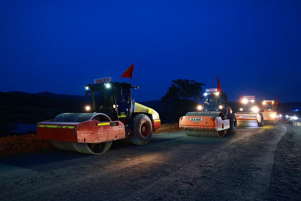 Các đơn vị thi công đường bộ cao tốc Khánh Hòa-Buôn Ma Thuột. (Ảnh: Dương Giang/TTXVN)