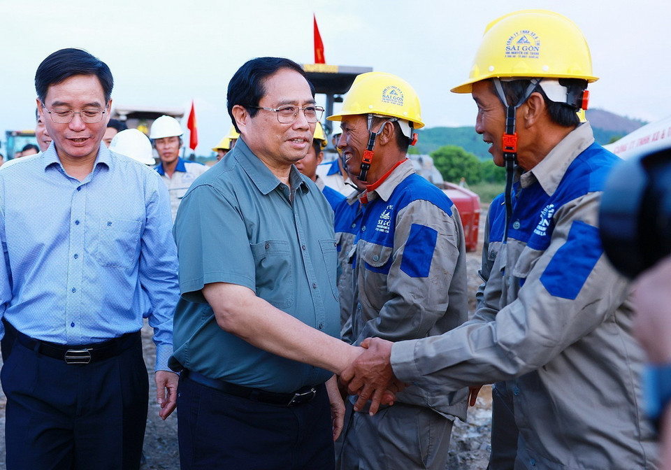 Thủ tướng Phạm Minh Chính thăm hỏi, động viên công nhân thi công đường bộ cao tốc Khánh Hòa-Buôn Ma Thuột. (Ảnh: Dương Giang/TTXVN)