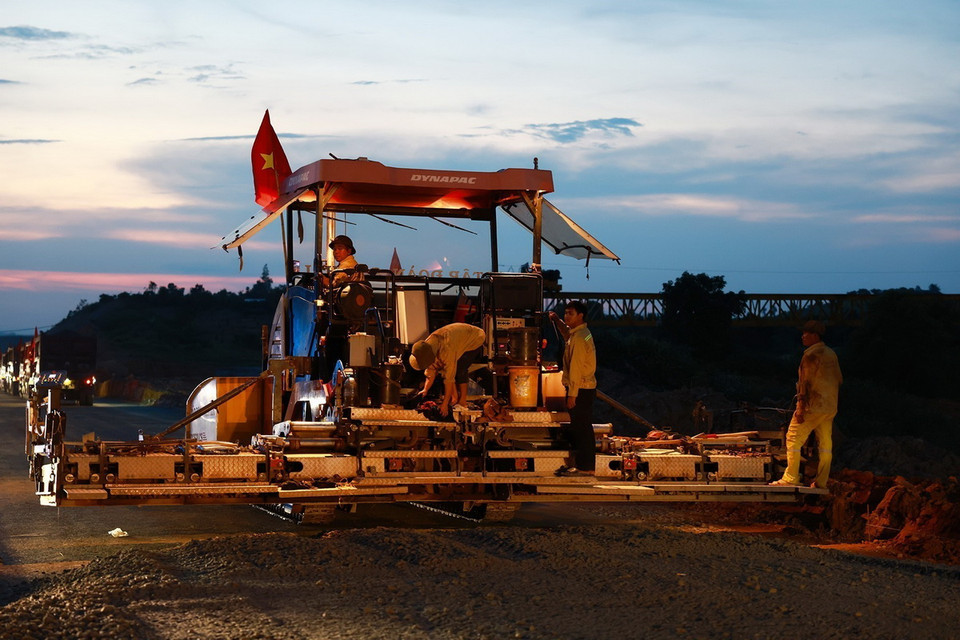 Các đơn vị thi công đường bộ cao tốc Khánh Hòa-Buôn Ma Thuột. (Ảnh: Dương Giang/TTXVN)