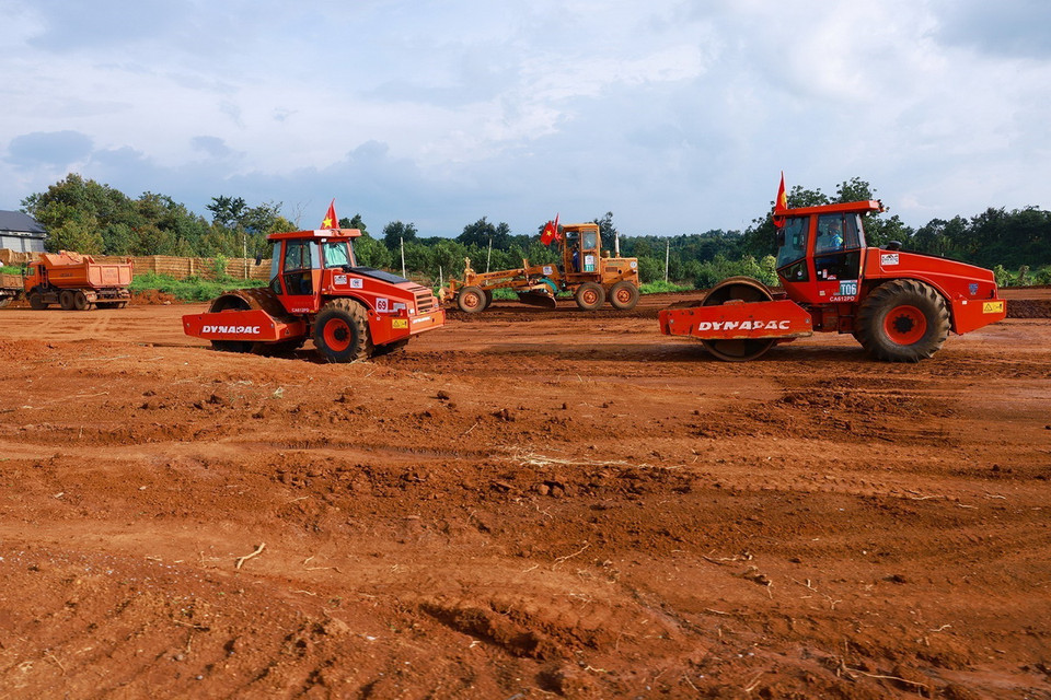 Công trường thi công đường bộ cao tốc Khánh Hòa-Buôn Ma Thuột. (Ảnh: Dương Giang/TTXVN)