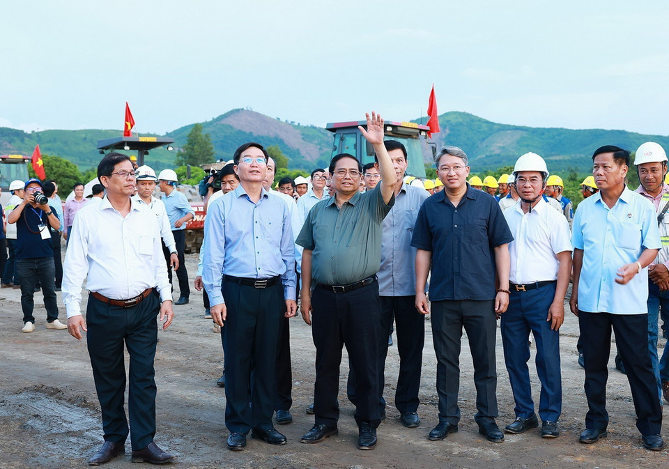 Thủ tướng Phạm Minh Chính thị sát công trình thi công dự án đường bộ cao tốc Khánh Hòa-Buôn Ma Thuột. (Ảnh: Dương Giang/TTXVN)