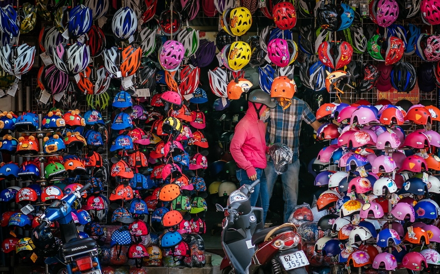 Cửa hàng bán mũ bảo hiểm.