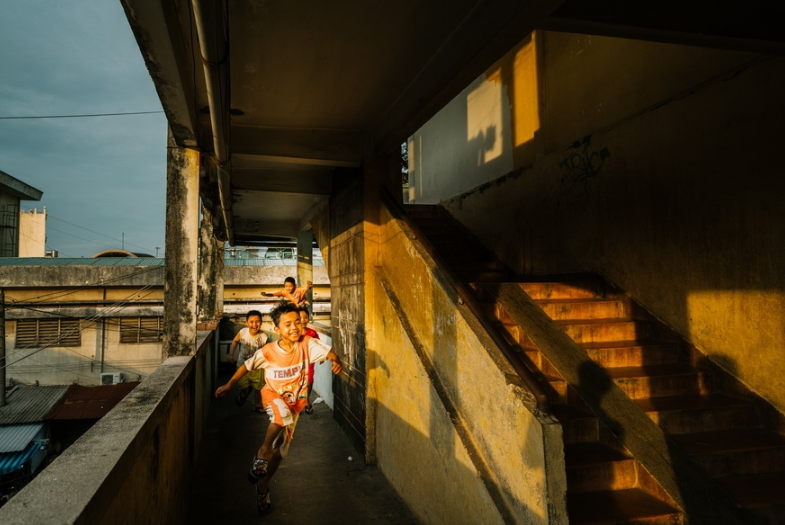 Trẻ em nô đùa trong nắng chiều ở chung cư Phạm Thế Hiển, quận 8. 