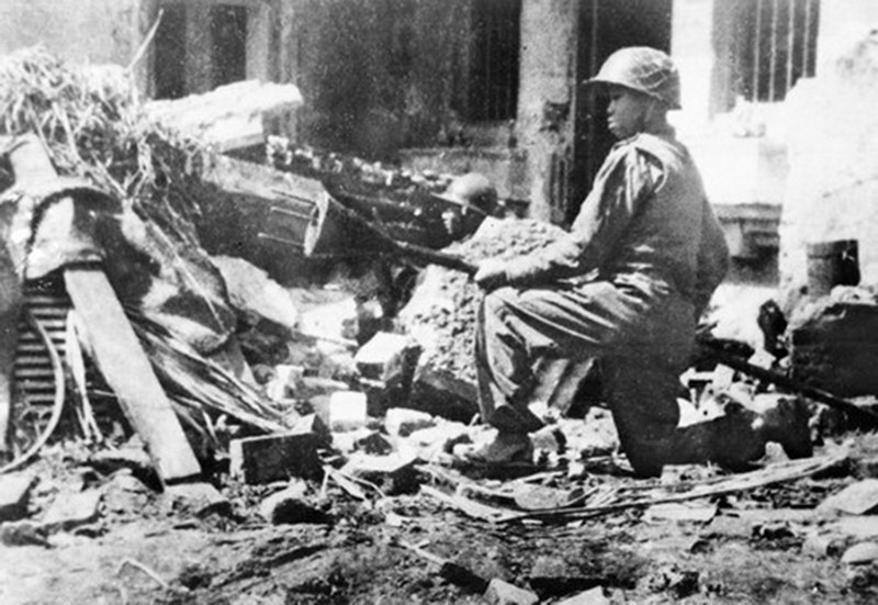 Tháng 12/1946, trước dã tâm xâm lược nước ta một lần nữa của thực dân Pháp, Đảng và Chủ tịch Hồ Chí Minh đã phát động toàn quốc kháng chiến, kêu gọi toàn dân tộc Việt Nam nhất tề đứng lên kháng chiến với quyết tâm ''Quyết tử cho Tổ quốc quyết sinh'', ''thà hy sinh tất cả chứ nhất định không chịu mất nước, nhất định không chịu làm nô lệ''. (Ảnh: Nguyễn Bá Khoản/Tư liệu TTXVN)