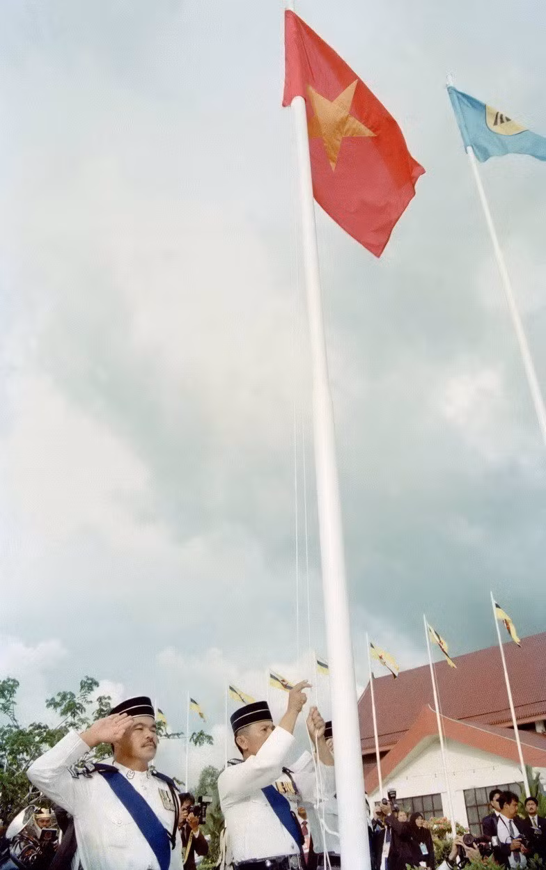 Phát huy thế mạnh của đất nước để có thể tham gia vào quá trình toàn cầu hóa, phát triển kinh tế-xã hội mà vẫn giữ được độc lập chủ quyền dân tộc, đem lại cuộc sống ấm no, tự do, hạnh phúc cho nhân dân. Trong ảnh: Nghi thức thượng cờ tại Lễ kết nạp Việt Nam là thành viên chính thức thứ bảy của Hiệp hội các Quốc gia Đông Nam Á (ASEAN), chiều 28/7/1995, tại Thủ đô Bandar Seri Begawan (Brunei). (Ảnh: Trần Sơn/TTXVN)