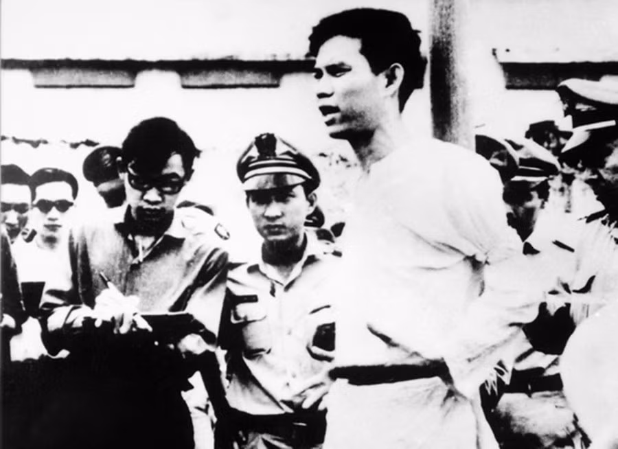 Với ý chí ''Không có gì quý hơn độc lập, tự do!'', trong kháng chiến chống Mỹ, cứu nước, dân tộc ta đã có biết bao tấm gương anh hùng, dũng sỹ sáng ngời, những ''người tốt, việc tốt'', những cái hay, cái đẹp nảy sinh trong sản xuất, chiến đấu và công tác. Trong ảnh: Tinh thần chiến đấu và hy sinh anh dũng của anh Nguyễn Văn Trỗi tại pháp trường, ngày 15/10/1964 đã trở thành biểu tượng của thế hệ thanh niên Việt Nam thời kỳ chống Mỹ, được nhân dân thế giới biết đến. (Ảnh: Tư liệu/TTXVN phát)