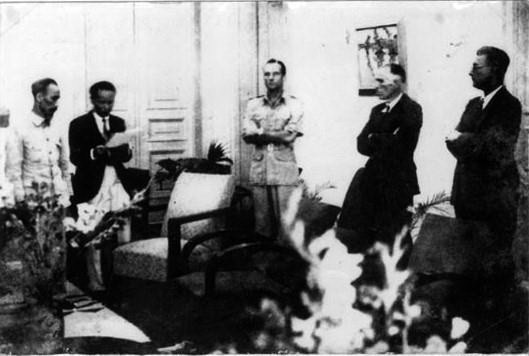 Ngày 6/3/1946, tại Hà Nội, Chủ tịch Hồ Chí Minh và J. Sainteny - đại diện 2 Chính phủ ký ''Hiệp định Sơ bộ'', tạm hòa hoãn với Pháp để gạt quân Tưởng ra khỏi đất nước, tránh đối phó cùng lúc nhiều kẻ thù nguy hiểm, dành thời gian củng cố lực lượng, chuẩn bị toàn quốc kháng chiến chống thực dân Pháp xâm lược. (Ảnh: Nguyễn Bá Khoản/TTXVN phát)