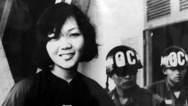 Chị Võ Thị Thắng, người sinh viên tiêu biểu, nữ chiến sỹ biệt động thành tự tin với nụ cười kiêu hãnh tại Tòa án quân sự của chính quyền Sài Gòn, ngày 2/8/1968. Sau khi nghe chúng kết án, chị Võ Thị Thắng đã bình tĩnh, tự tin, nở nụ cười, dõng dạc tuyên bố: ''Liệu chính quyền của các ông có tồn tại đến 20 năm để bỏ tù tôi không?'' (Ảnh: Tư liệu/TTXVN phát)