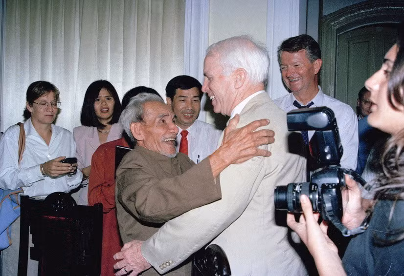 Thượng nghị sỹ Hoa Kỳ John McCain gặp lại cụ Mai Văn Ổn, người mà 29 năm trước (ngày 26/10/1967) đã bắt và cứu ông, khi đó là Trung úy phi công hải quân bị bắn hạ và rơi xuống hồ Trúc Bạch, Hà Nội. Việc bình thường hóa quan hệ với Hoa Kỳ là bước tiến quan trọng của Việt Nam trong quá trình hội nhập quốc tế. Mối quan hệ giữa giữ vững độc lập, tự chủ và hội nhập quốc tế đã được Đảng Cộng sản Việt Nam giải quyết hài hòa, góp phần tạo nên những thành tựu to lớn của đất nước trong gần 35 năm đổi mới. (Ảnh: Nguyễn Khang/TTXVN)