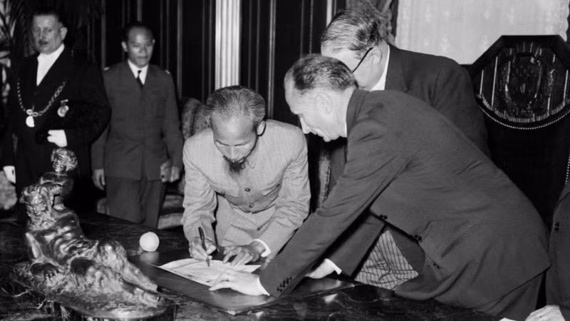 Ngày 14/9/1946, tại Paris, Chủ tịch Hồ Chí Minh đã ký với Pháp bản Tạm ước, tiếp tục nhượng bộ một số quyền lợi kinh tế, văn hóa ở Việt Nam để có thời gian xây dựng và củng cổ lực lượng, tạo thêm thời gian hòa hoãn quý báu cho chính quyền cách mạng non trẻ chuẩn bị lực lượng bước vào cuộc kháng chiến trường kỳ. (Ảnh: Tư liệu/TTXVN phát)